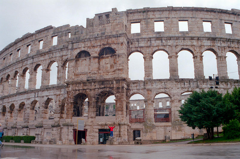 Amphietheater in Pula, erbaut unter Kaier Vespasien (69-79 n. Chr.)<br>Das Theater mit einer elliptischen Form, 132m*105m und einer H�he von 32 m an der Hafenseite,<br>beherbergt in den unterirdischen G�ngen eine Ausstellung zum Thema Wein und Oliven