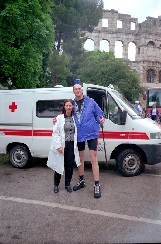 Achim mit einer unserer Begleit�rztinnen, die ihn nach dem Unfall behandelte