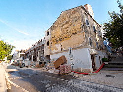 Reisebericht - mit tuifly.com nach Mali Losinj in Kroatien - das neue Wohn- und Geschftshaus in Mali Losinj, vom Hafen aus fotographiert