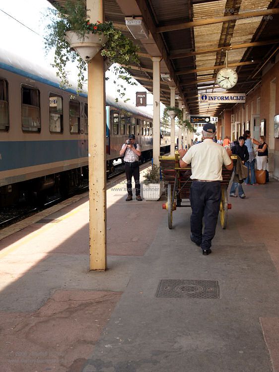 Koffertransport einmal anders  ... und wer genau hinsieht erkennt an der Bahnhofsuhr, dass der Zug ca 1 Stunde Versp�tung hat ;-)