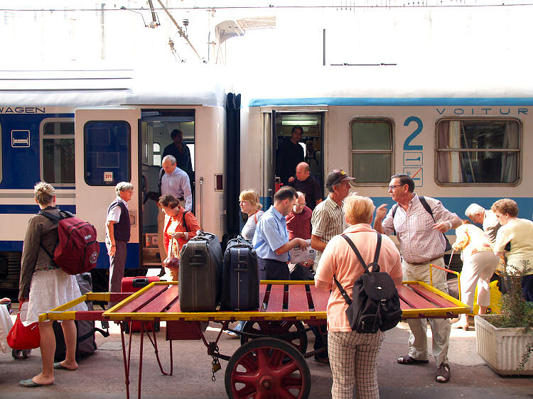 fast wie zu Zeiten der Habsburgischen Regentschaft mutet es an, wenn die hlzernen Handwgen zum Koffertransport anrollen