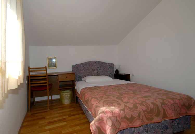 Wohneinheit **, bestehend aus EZ (9 mq) & DZ (13 mq) je mit K�hlschrank, DU/WC, Terasse West, 1. Stock, Mansarde.,  Pension Theimer Mali Losinj