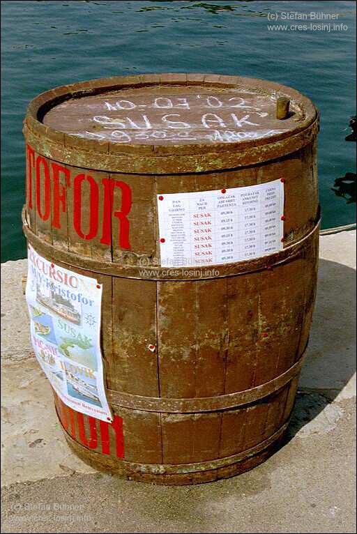 Holzfa� mit Angeboten der Ausflugsschiffe