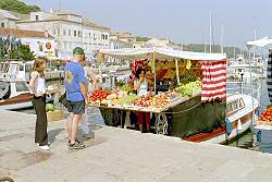 Hndler mit Obstbooten im Hafen von Mali Losinj