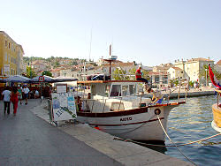 die Mateo kurz vor dem Ablegen im Hafen von Mali Losinj