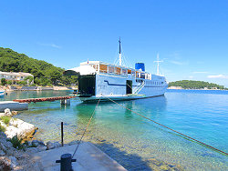 das Motorschiff Marina im Hafen von Mali Losinj in Kroatien