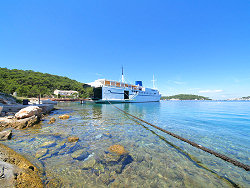 das Motorschiff Marina im Hafen von Mali Losinj in Kroatien