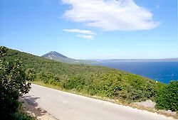 Blick von der Strae von Mali Losinj nach Nerezine - links der Osorscica