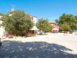 Straencaffes auf dem Markplatz von Nerezine