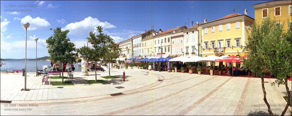 Panoramafotos von Mali Losinj - Cafe's, Bars und Gastst�tten reihen sich im Hafen von Mali Losinj aneinander, der abends zu DER Flaniermeile auf der Insel Losinj wird.