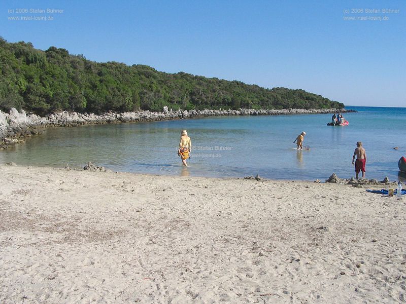 ein Wunder ... ein ostseekompatibler Sandstrand. Sand am Ufer, Sand im Wasser, sogar Sandburgen bzw. Tr�pfelburgen  kann man bauen