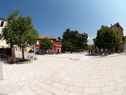 der neu gestaltete Marktplatz von Nerezine