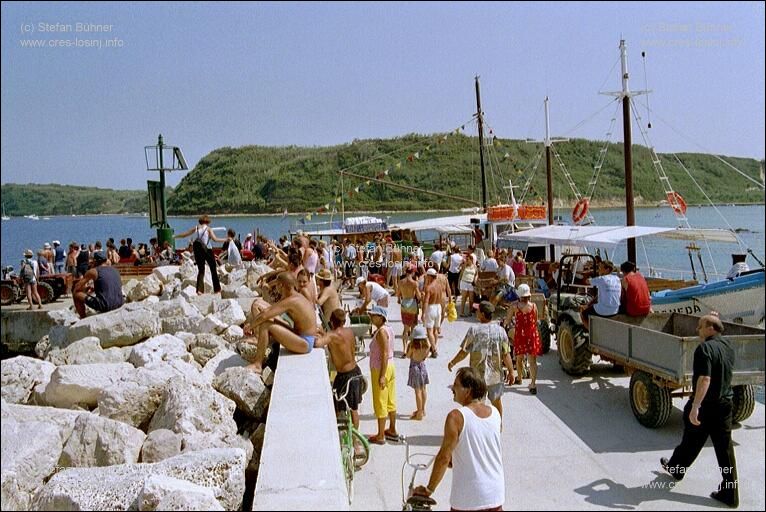 im Hafen von Susak warten auf die F�hre