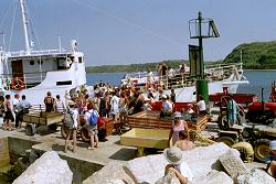 beim Beladen der Fhre im Hafen von Susak