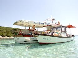 Ausflugsboote in einer Badebucht bei Veli Losinj