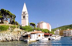 der Glockenturm der Kirche des heiligen Anton in der Hafeneinfahrt von Veli Losinj