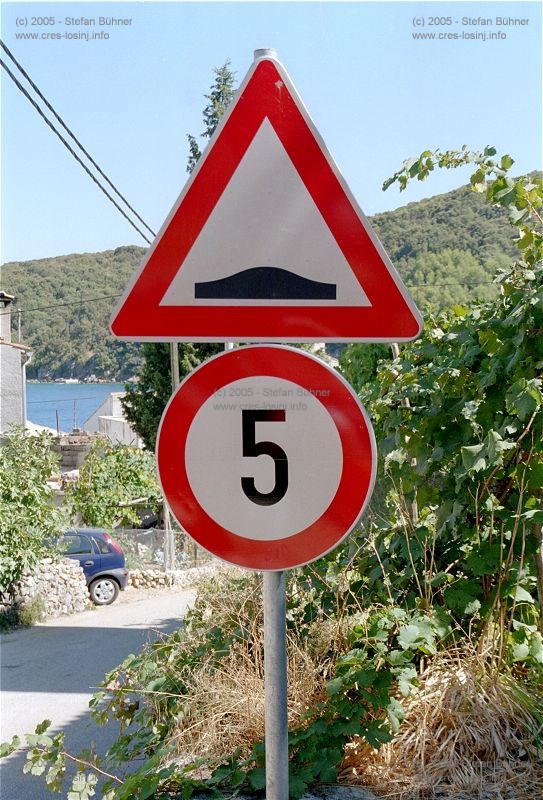 am Ortseingang von Valun wird das Motto des Ortes auch auf Verkehrsschildern mitgeteilt,<br>hier geht alles etwas langsamer und vor allem ruhig zu