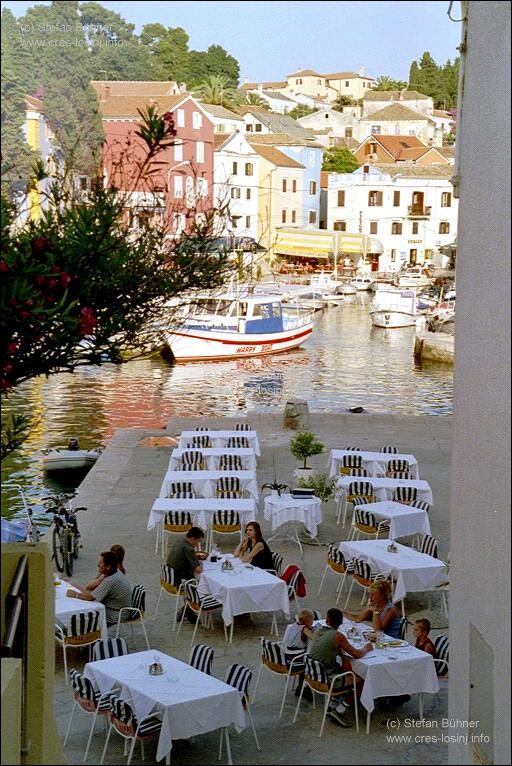 festlich gedeckte Tische des Spezialittenrestaurants Marina im Hafen von Veli Losinj