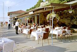frisch gedeckte Tische der Restaurants erwarten die Gste im Hafen von Veli Losinj