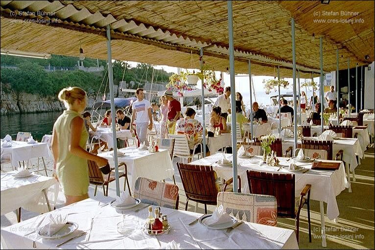 nach einem anstrengendem Tag der H�hepunkt am Abend, <br> eine Fischplatte in einem der Restaurants im Hafen von Veli Losinj zu genie�en